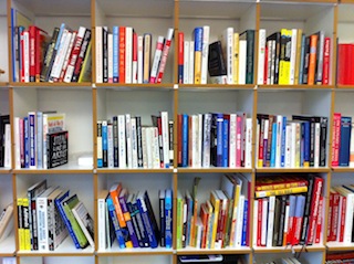 Eine Aufnahme der Bibliothek von Steven Loepfe, Gründer von Stratocoach