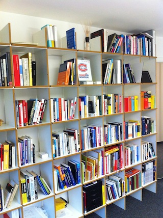 Ein Bild der Bibliothek von Stratocoach-Gründer Steven Loepfe